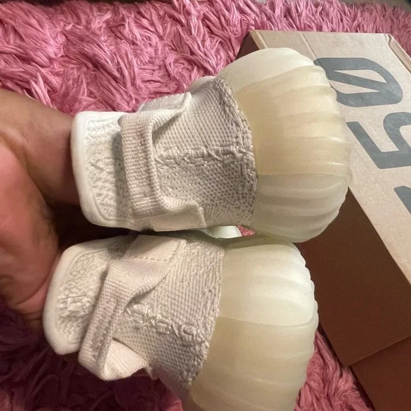 Brand new never been worn before Yeezy 350 v2 - Picture 6 of 12